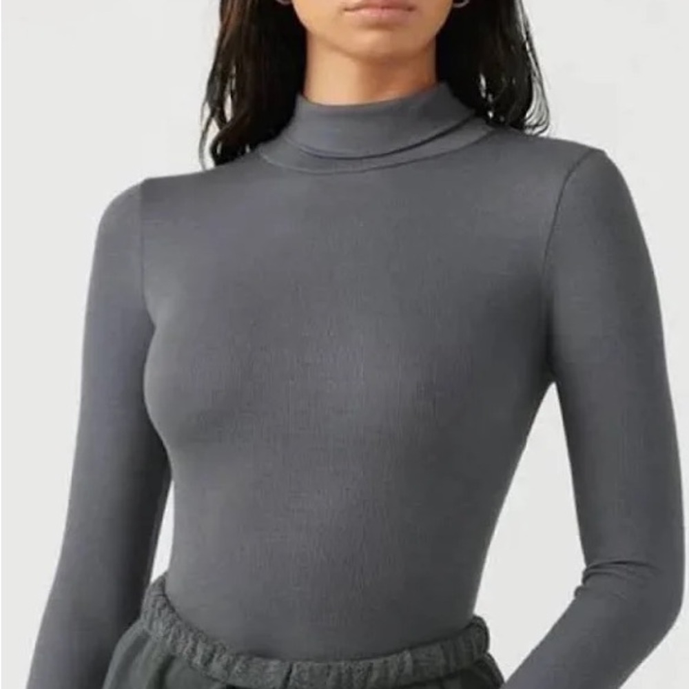 Joah Brown Classic Ribbed Turtleneck in Gray